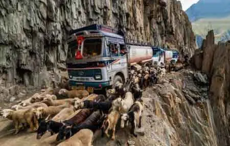 Terrifying-and-deadliest-roads-in-the-world-photos-irannaz-com-5