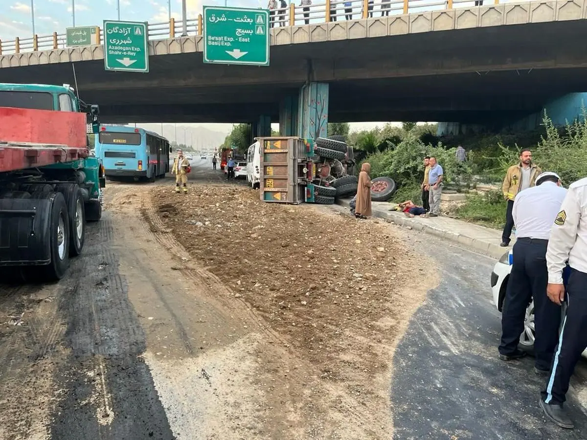 تصادف مینی‌بوس با عابر پیاده و واژگونی کامیون در بزرگراه امام علی