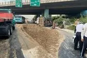 تصادف مینی‌بوس با عابر پیاده و واژگونی کامیون در بزرگراه امام علی
