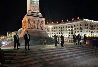 ادای احترام پزشکیان به یادبود سرباز وطن