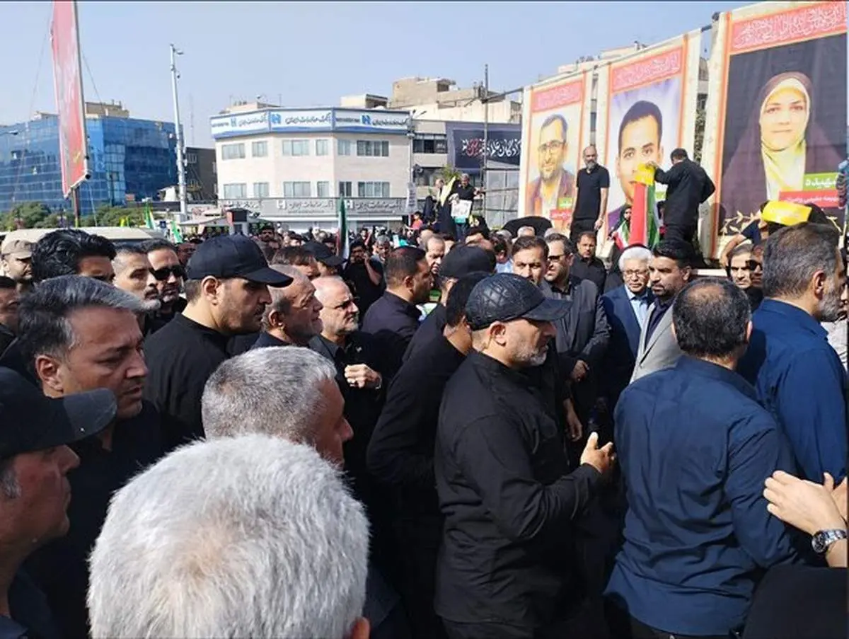 حضور رئیس جمهور در میدان انقلاب