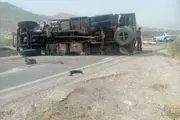 واژگونی کامیون، خودروی سواری را له کرد!+عکس