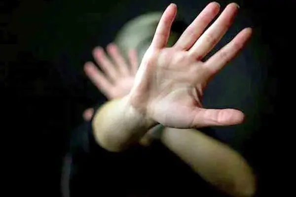 توصیه‌های مهم به افرادی که شاهد خشونت‌های خانوادگی هستند/ وقتی زنی داد و فریاد می‌زند  فقط تماشاچی نباشید!