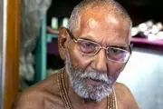 پیرمردی که دمپایی سیاست مدار معروف را لیسید!+عکس