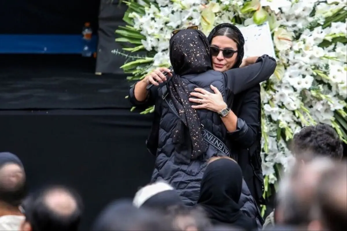 اشک های سوزناک مریلا زارعی و امیر آقایی در مراسم تشییع آتیلا/ تصاویر