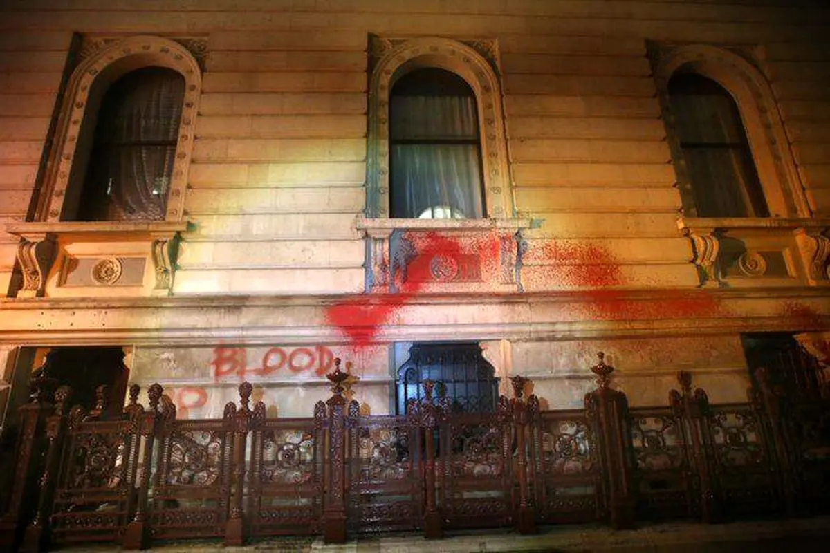 ساختمان وزارت خارجه انگلیس به رنگ سرخ آغشته شد + ببینید 