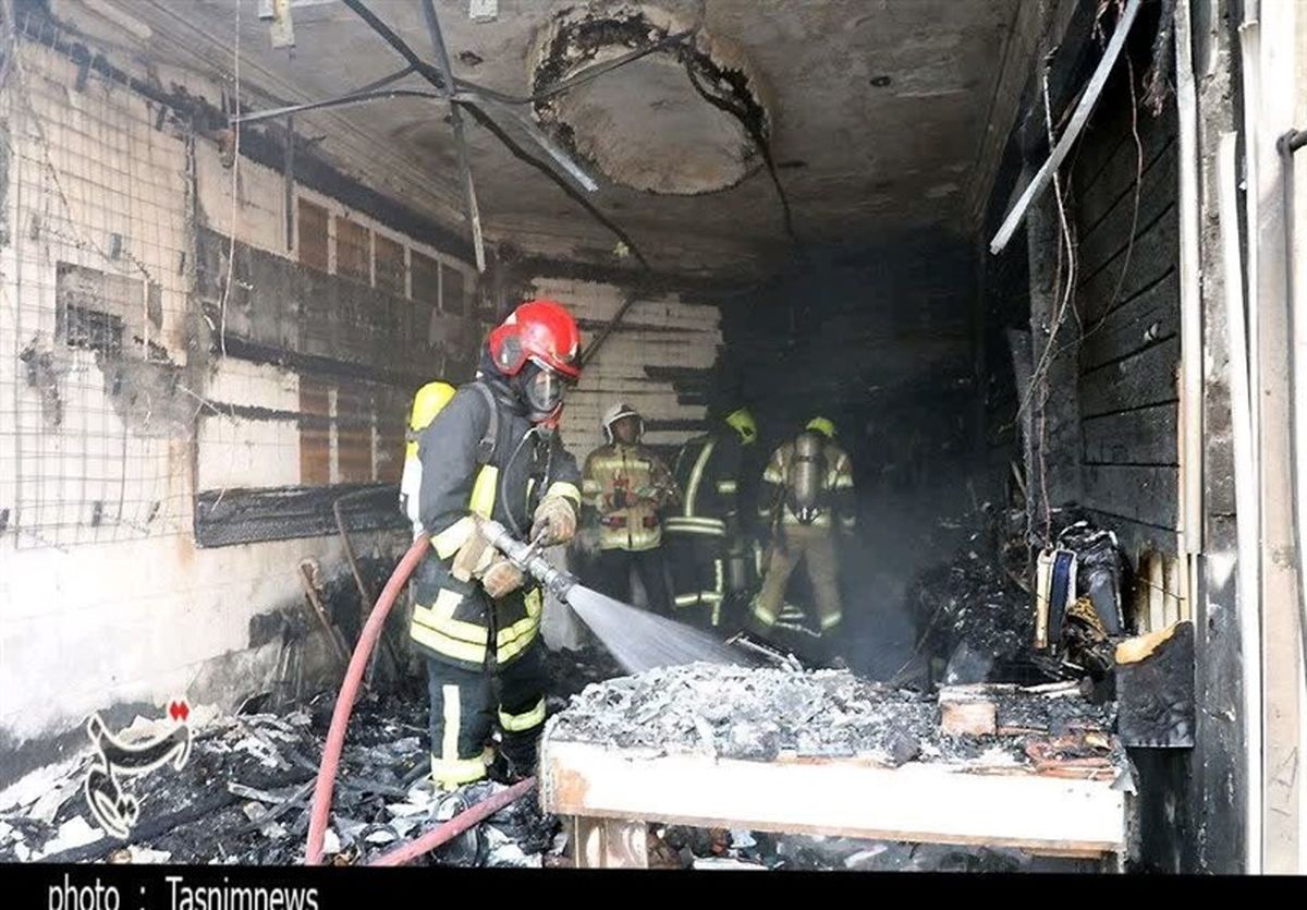 آتش‌سوزی هولناک یک انبار نوشت‌افزار در خیابان معراج