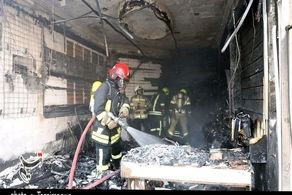 آتش‌سوزی هولناک یک انبار نوشت‌افزار در خیابان معراج