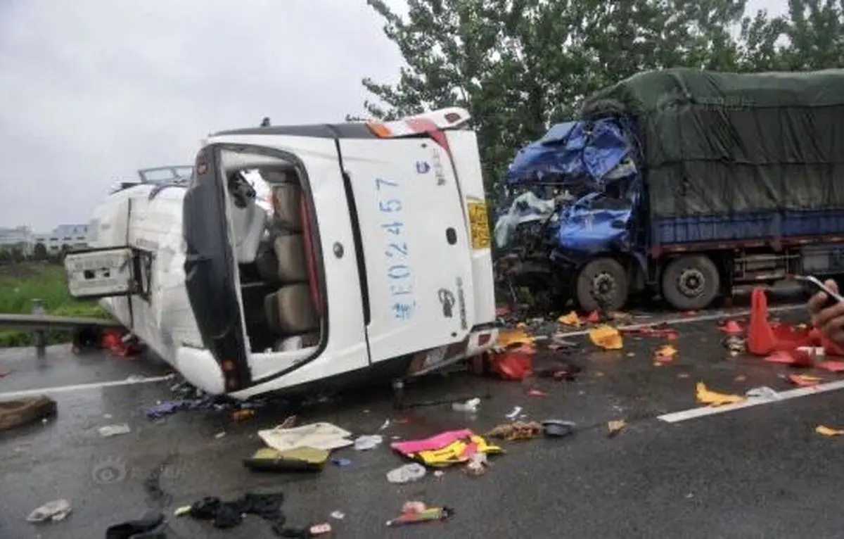 برخورد کامیون با اتوبوس ۱۱ کشته و ۱۹ زخمی برجای گذاشت!