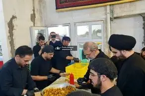علی لاریجانی در حال خدمت رسانی به زائران اربعین در یکی از مواکب حسینی + عکس 
