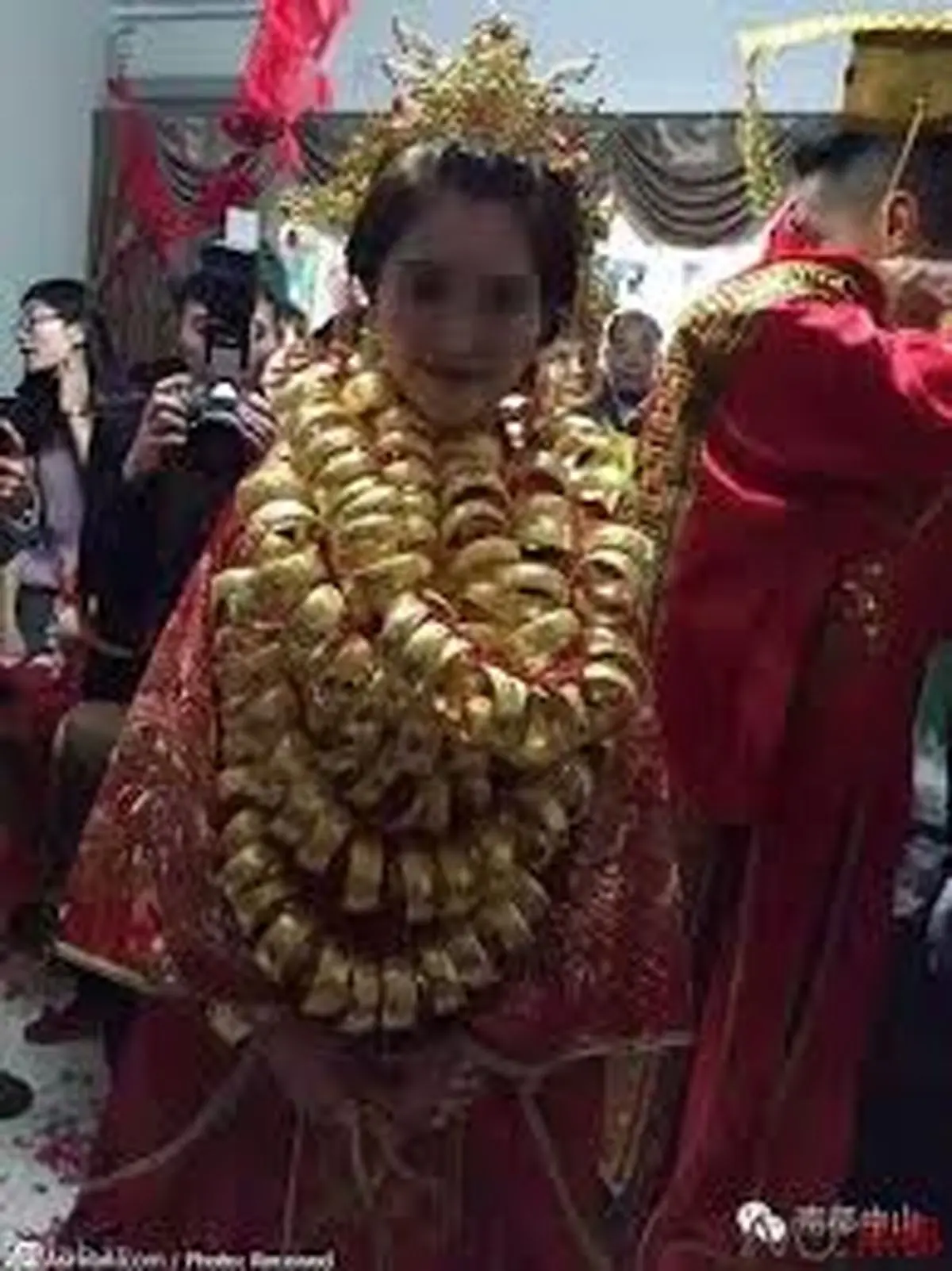 ظاهر شدن عروس در عروسی با 5 کیلو طلای آویزان!