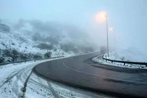 بارش برف و مه‌گرفتگی در جاده‌های ۱۳ استان