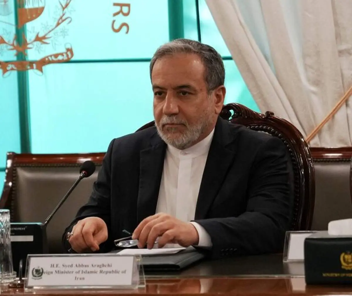 واکنش عراقچی به دستگیری ۴ ایرانی در انگلیس