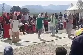  رقص مختلط گردشگران نوروزی در بیستون کرمانشاه | اینجا کاباره رقاصه‌های دوره طاغوت است! + فیلم