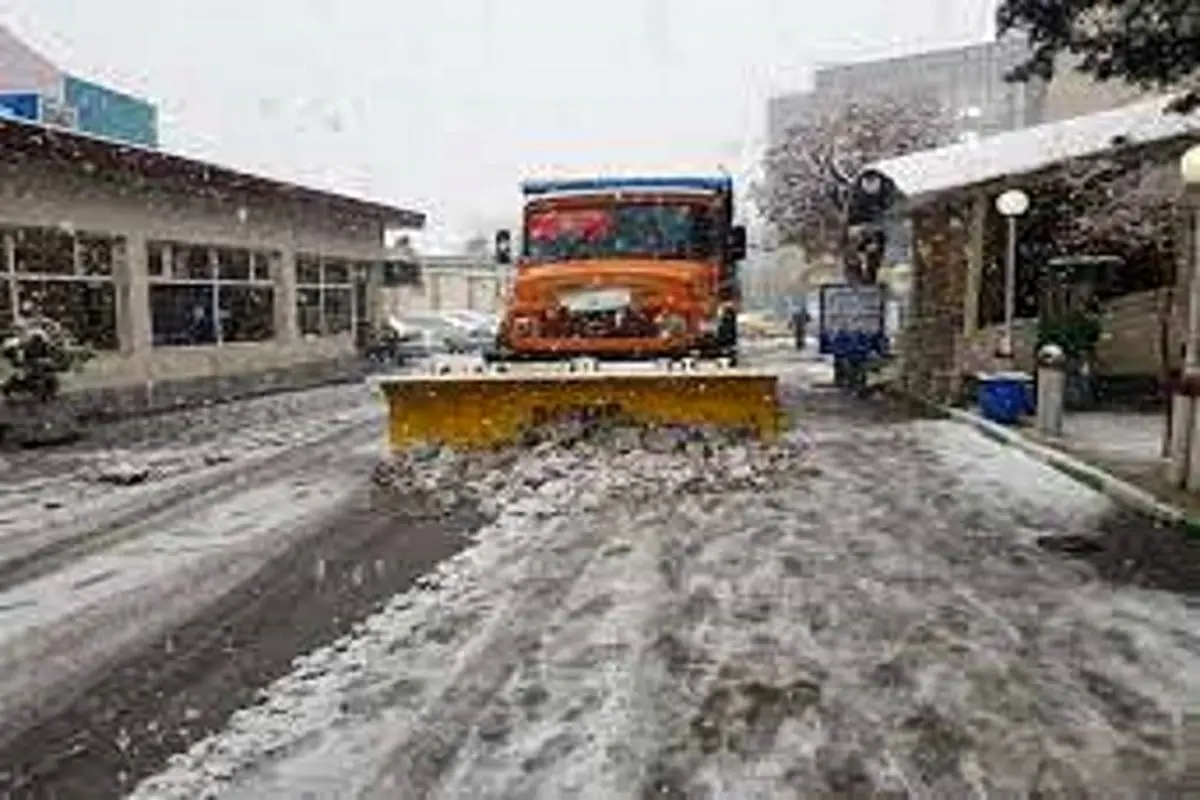 برف‌روبی معابر تهران با 10 هزار نیروی خدمات شهری