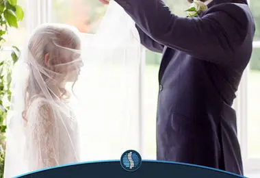 شیطنت بچه گانه عروس 11 ساله هنگام عروسی با پیرمرد 85 ساله/ عکس