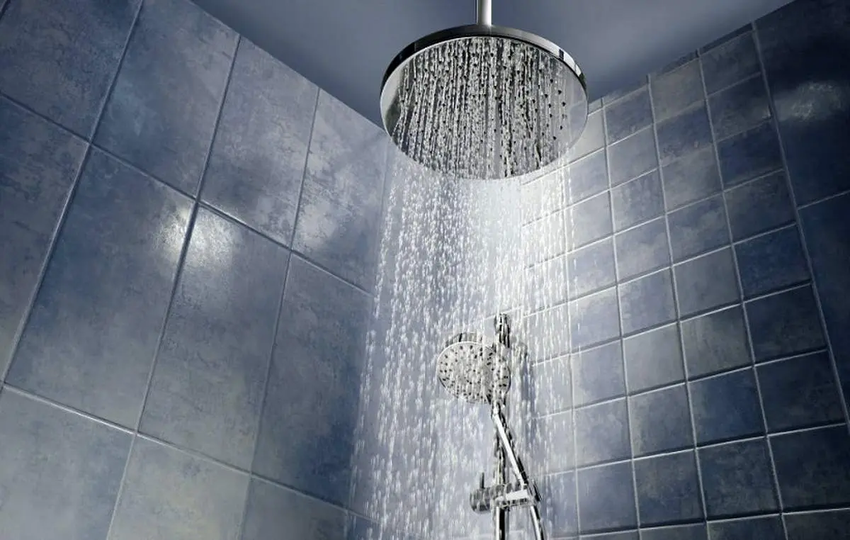 فخرفروشی این زن عقده ای با خوابیدن در وان دلار+ عکس