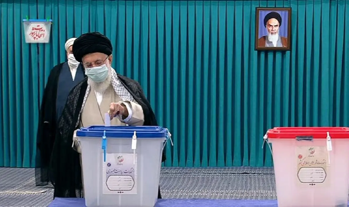 رهبر معظم انقلاب اسلامی رای خود را به صندوق انداختند