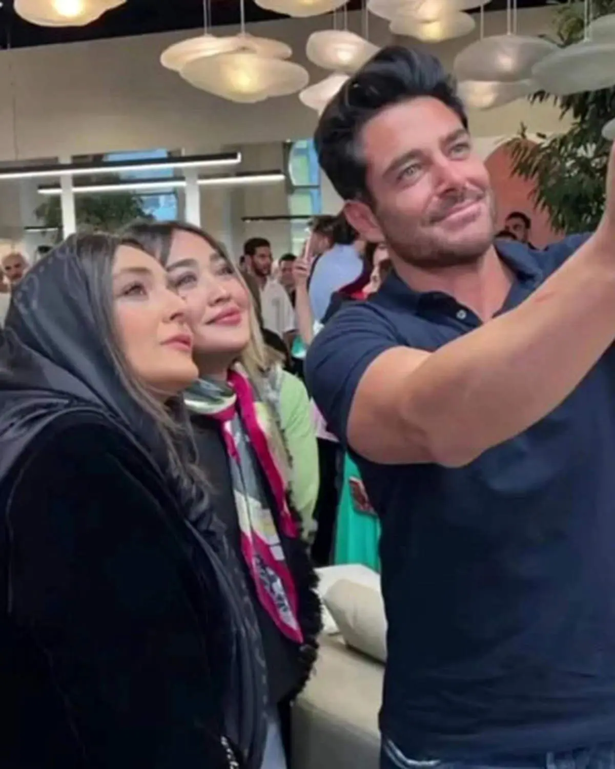 محمدرضا گلزار در یک مکان عمومی آیسان را قایم کرد!/ عکس جنجالی جدید
