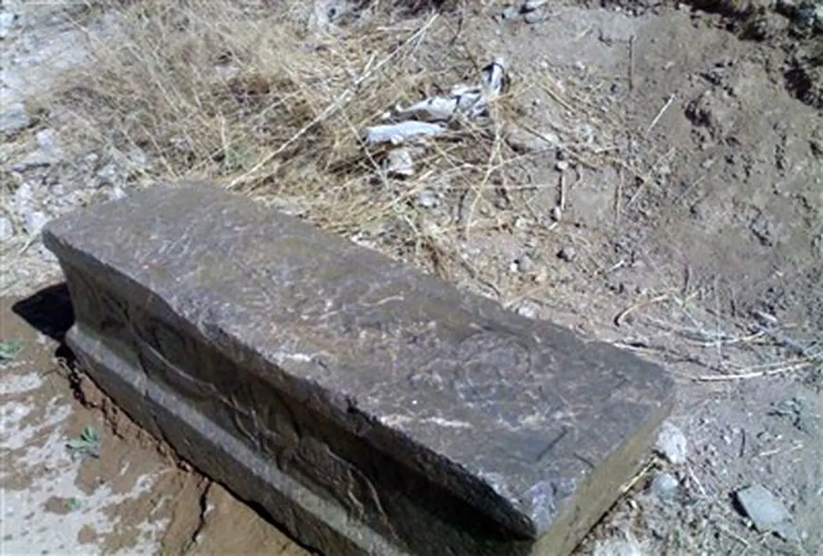 کشف سنگ قبرهای قدیمی در ایران با نوشته‌های درباره بیماری شبیه کرونا!