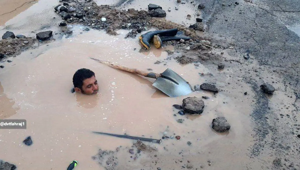 از خودگذشتگی کارمند اداره آب کرمان در سرمای شدید هوا + عکس
