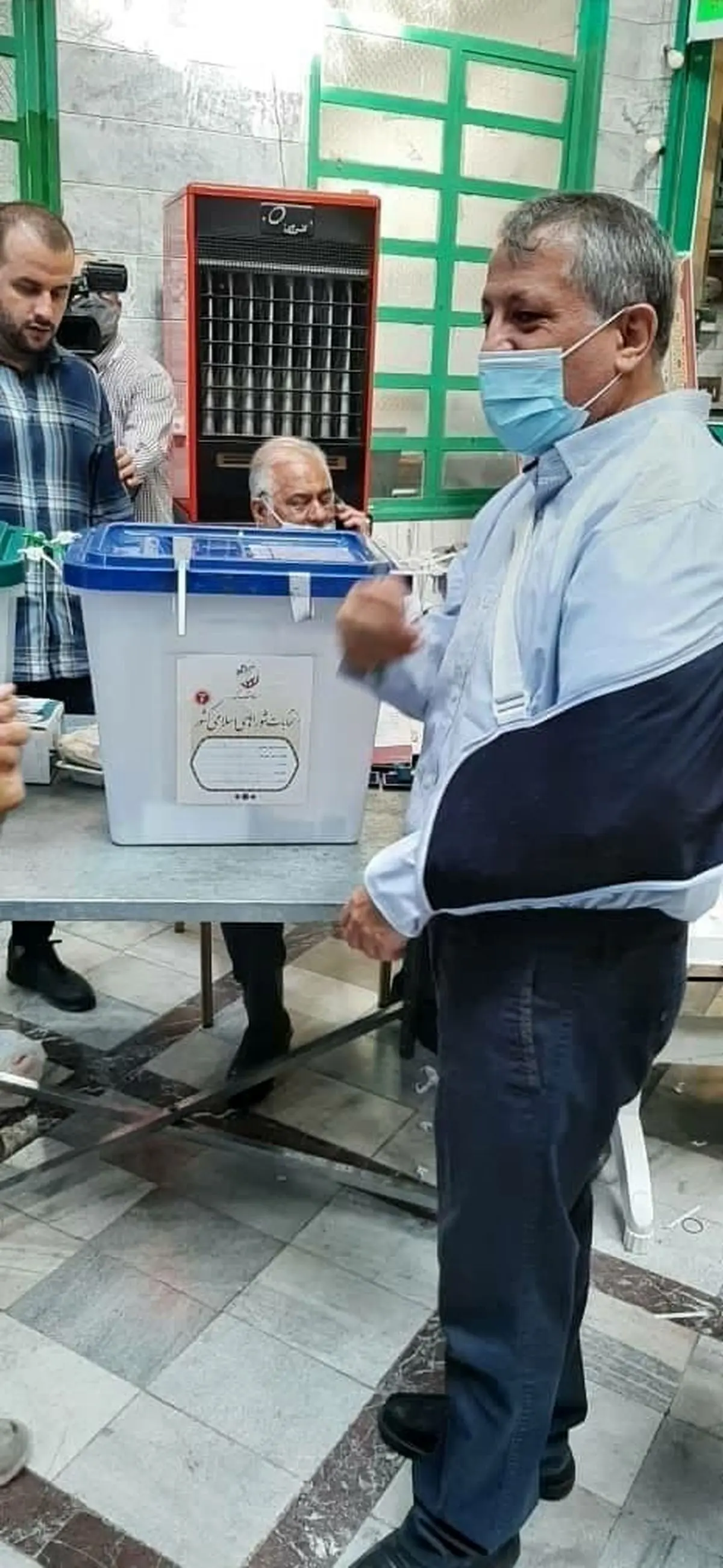 حضور رییس شورای شهر تهران در مسجد اقدسیه برای رای دادن 