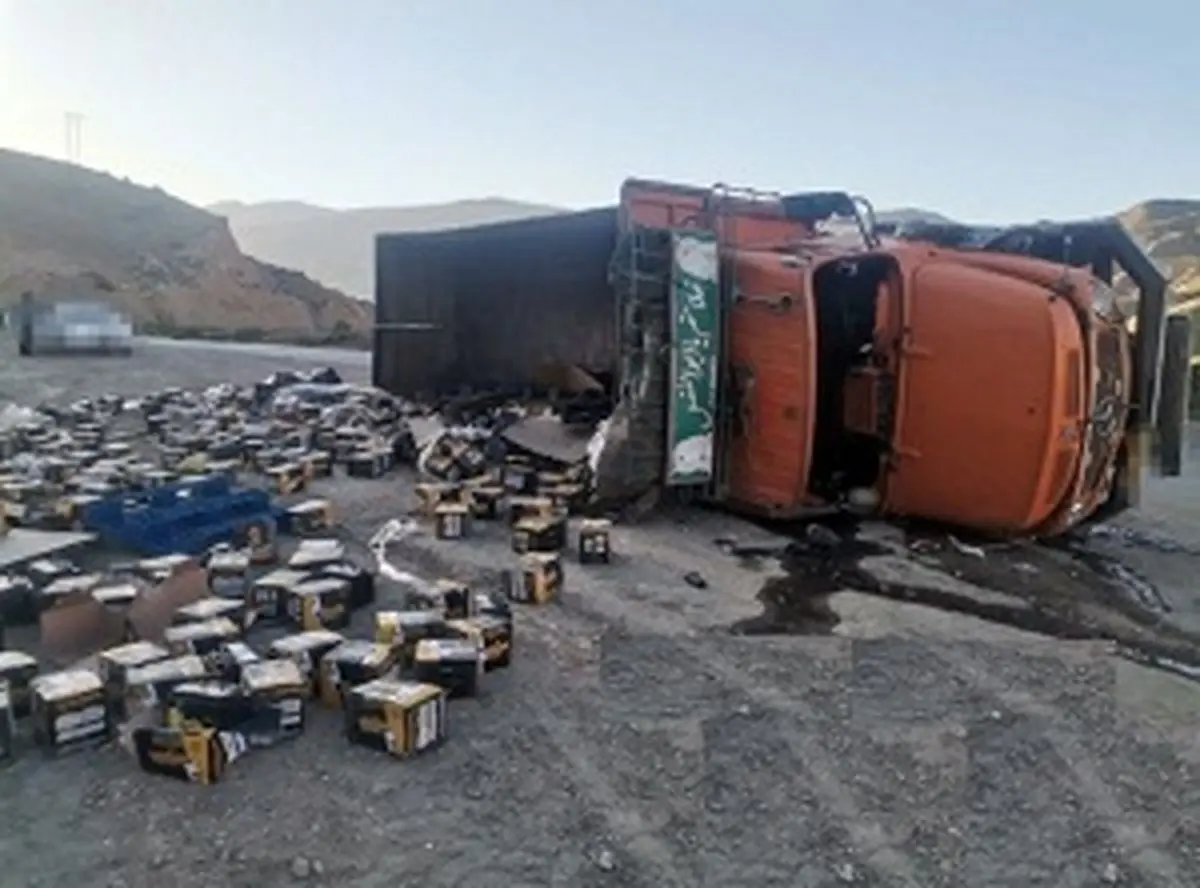 واژگونی کامیون در محور خوش ییلاق آزادشهر