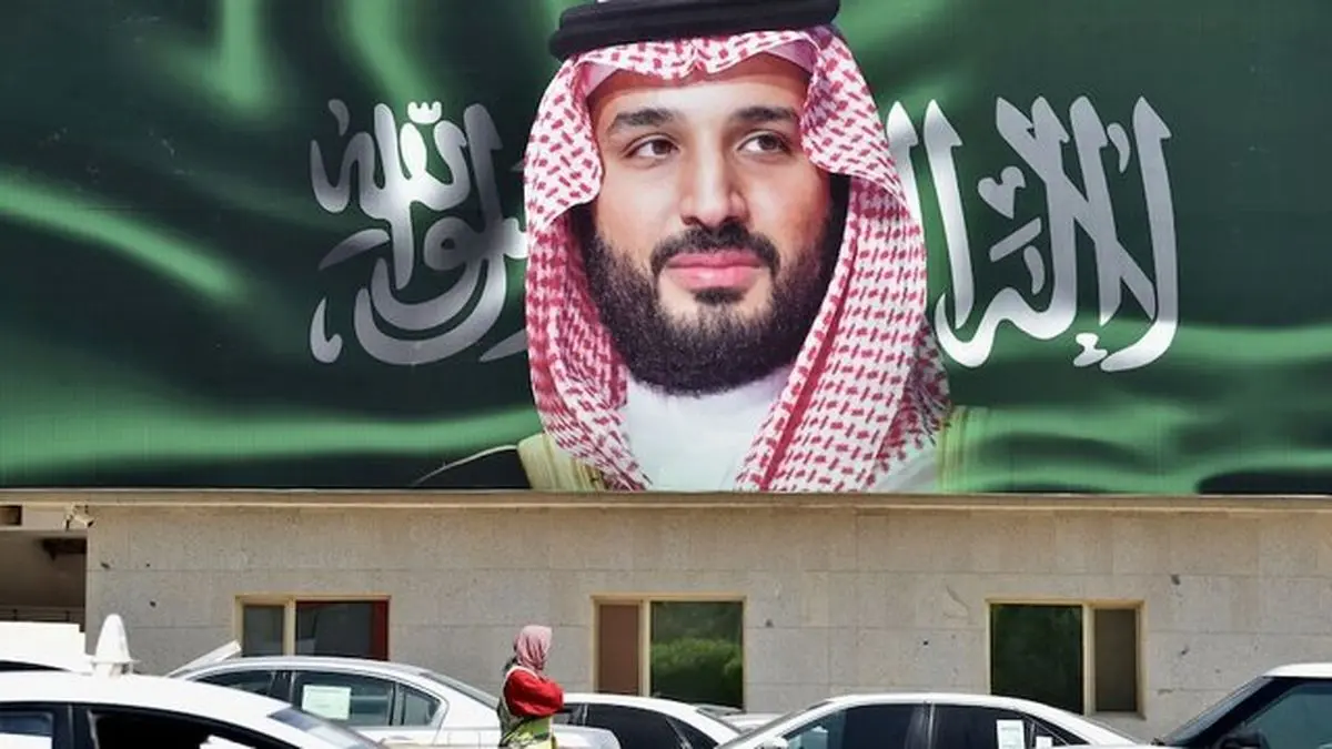 تیپ خاص و متفاوت بن سلمان در دفتر کارش + ببینید 