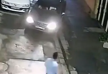 لحظه حمله هولناک به یک وکیل کرجی جلوی در خانه‌شان+ ویدئو