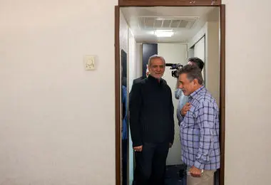 پزشکیان با برخی از خانواده های آسیب دیده از جنگ ۱۲ روزه دیدار کرد