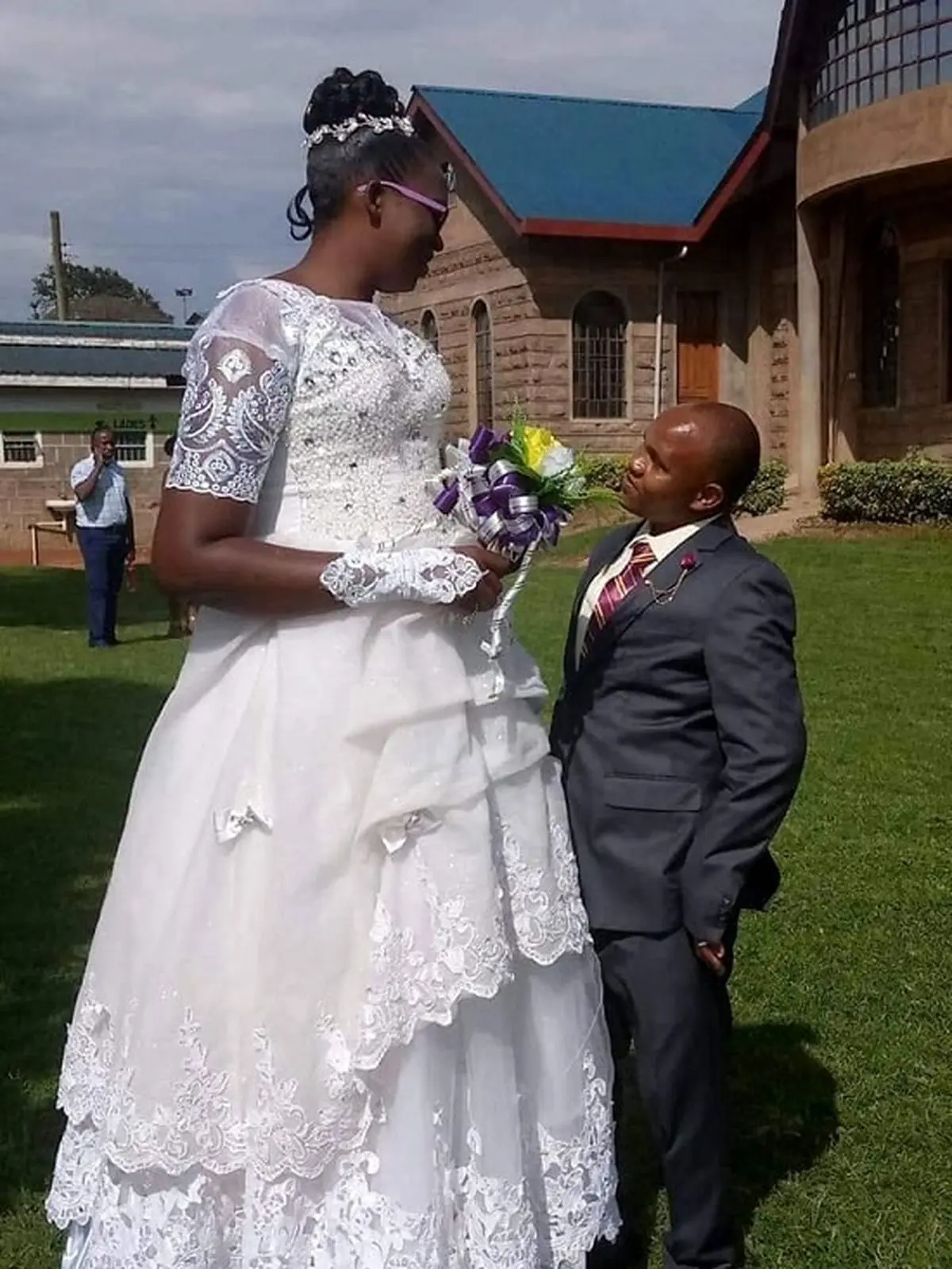 ازدواج زن قدبلند با مرد نیم متری!+عکس