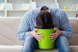 چرا وقتی گرسنه می شویم حالت تهوع می گیریم؟