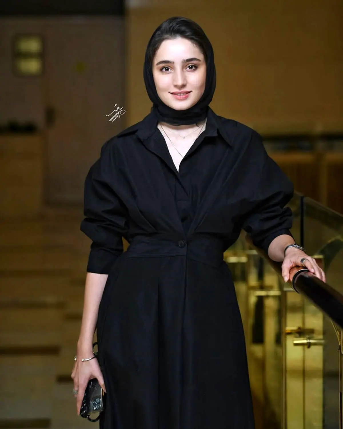 چهره غمگین سها نیاستی در پست جدیدش موردتوجه قرار گرفت