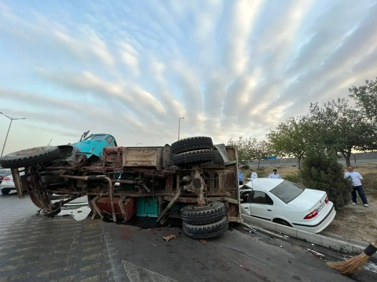 واژگونی هولناک کامیون در بزرگراه آزادگان تهران