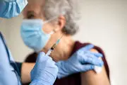 تزریق زوری واکسن به پیرزن 84 ساله جنجال به پا کرد!