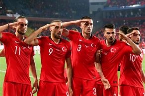 فیلم رقص بازیکنان تیم ملی ترکیه پس از صعود به یورو ۲۰۲۴ که وایرال شده