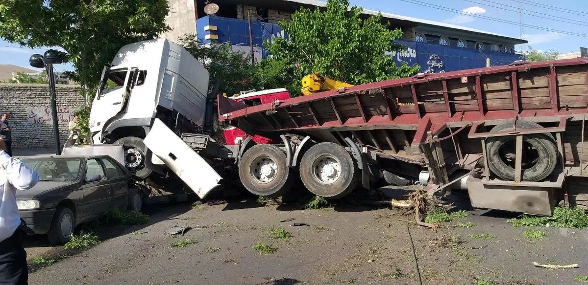 خرابی کامیون عامل ترافیک محور آزادگان تهران