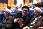 سلفی یک روحانی معروف با آیفون آمریکایی خبرساز شد+ببینید 