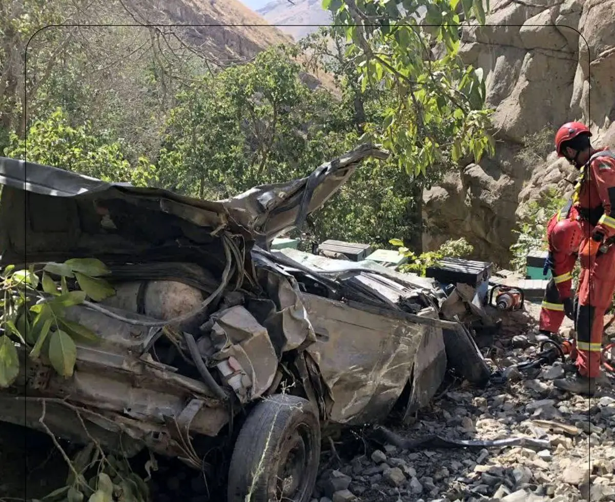 سقوط یک خودرو در مسیر جاده امامزاده داود به قعر دره