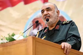 فرمانده کل سپاه: در مقابل هیچ دشمنی حتی یک گام عقب نمی‌نشینیم
