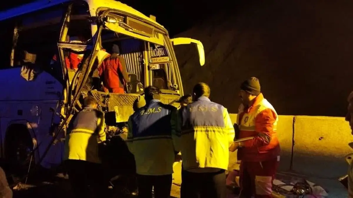 برخورد اتوبوس و کامیون در محور دامغان به سمنان حادثه ساز شد 