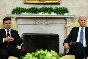 عکس تکان‌دهنده از گریه زلنسکی در آغوش رئیس جمهور آمریکا/ببینید