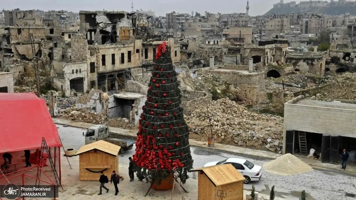 عجیب ترین درخت کریسمس را با این تزئین ببینید+ عکس