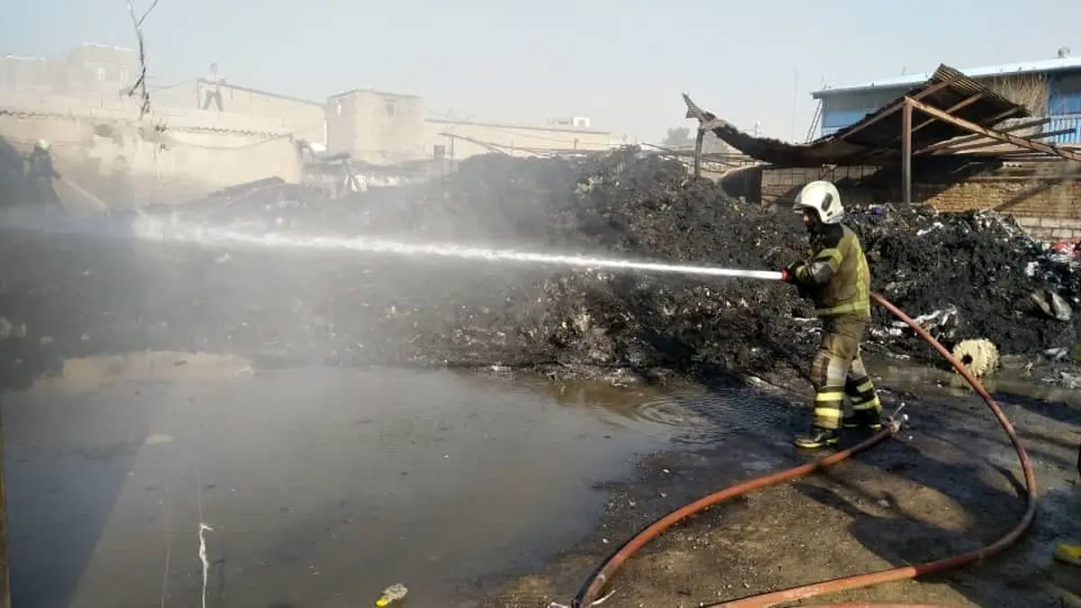 وقوع آتش سوزی گسترده در کارخانه جاده خاوران+ عکس