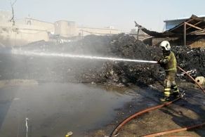 وقوع آتش سوزی گسترده در کارخانه جاده خاوران+ عکس