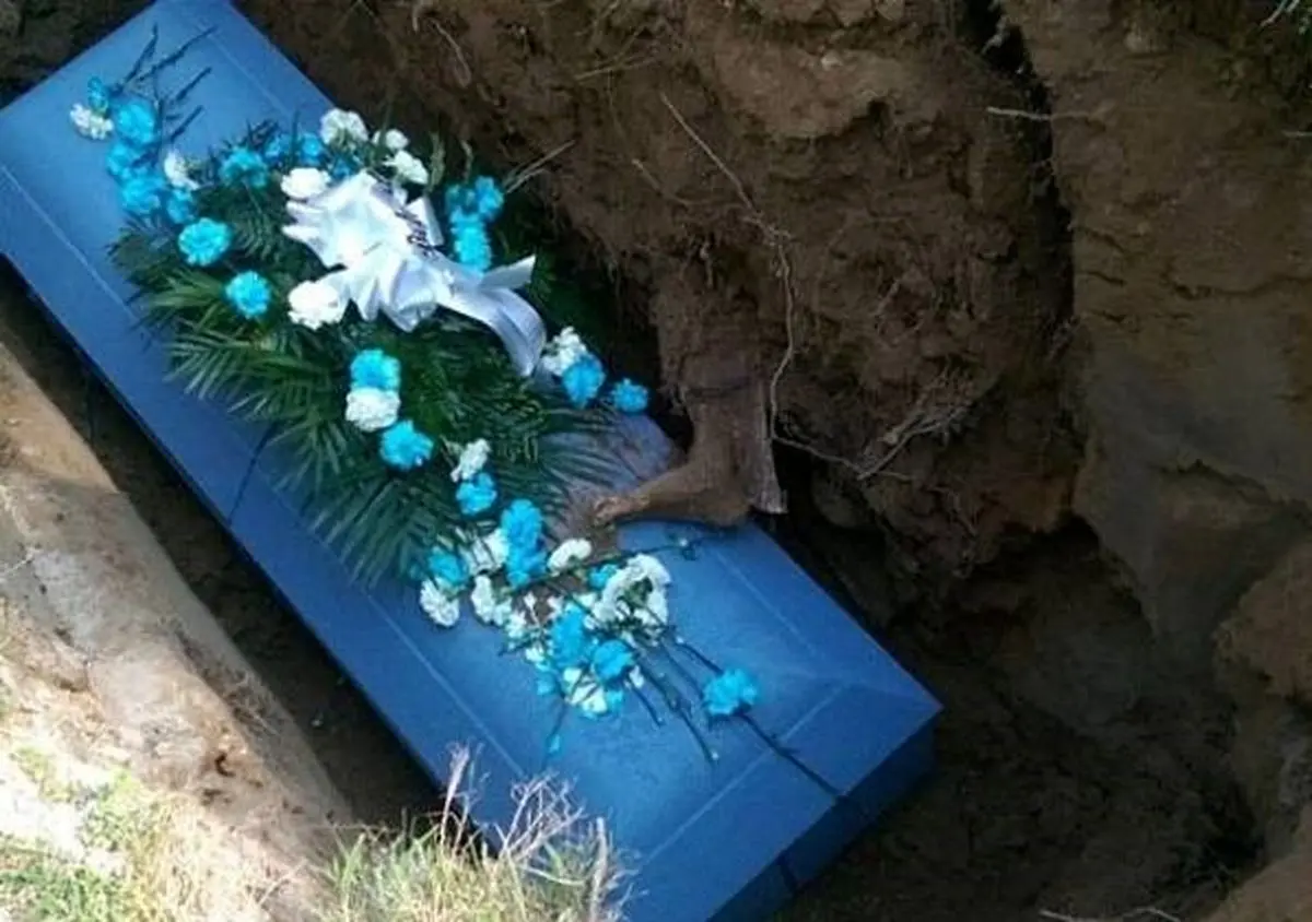 بیرون افتادن پای مرده در مراسم خاکسپاری همه را میخکوب کرد!+عکس