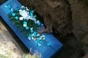 بیرون افتادن پای مرده در مراسم خاکسپاری همه را میخکوب کرد!+عکس