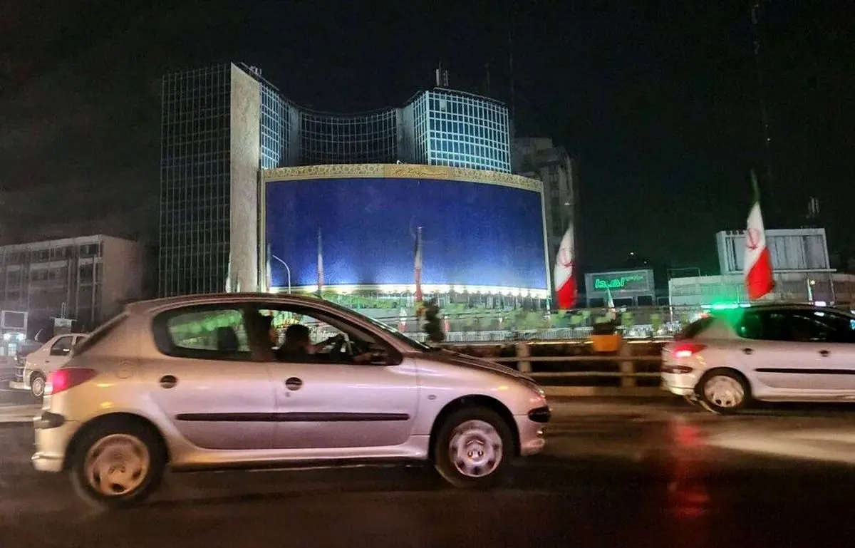 بیلبورد جنجالی در کمتر از 24 ساعت در تهران جمع شد+عکس