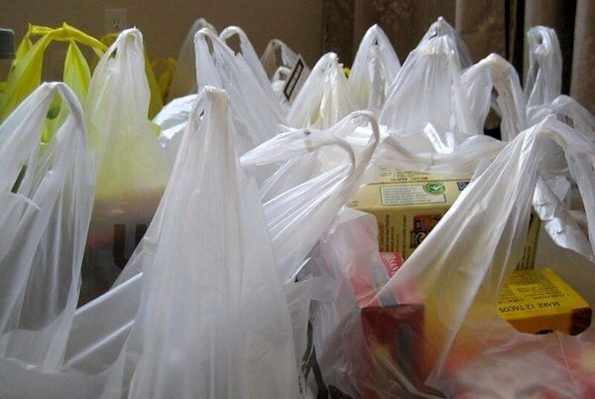 ممنوعیت عرضه رایگان کیسه‌های پلاستیکی در فروشگاه‌های زنجیره‌ا