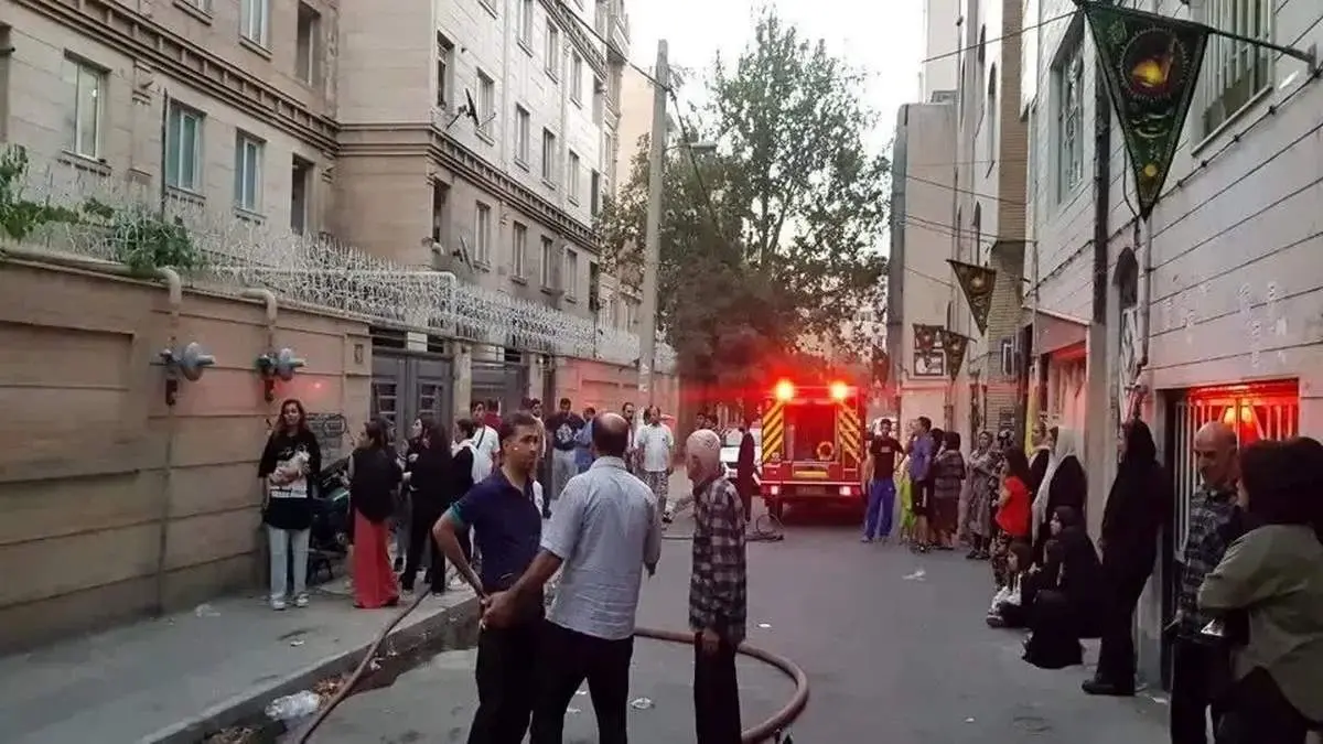 آتش سوزی وسیع در مجتمع مسکونی ۶۰ واحدی در منطقه ۱۴ تهران/ تصاویر